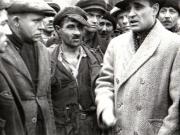 Gheorghe Gheorghiu-Dej discutând cu un grup de muncitori din Valea Jiului, care îi arată condiţiile neomeneşti în care sunt nevoiţi să muncească la societatea minieră „Petroşani” (1944 noiembrie 23).