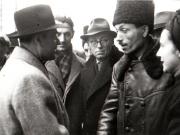 Gheorghe Gheorghiu-Dej în mijlocul cetăţenilor din Petroşani, luând cunoştinţă despre greutăţile şi nevoile lor (1944 noiembrie 223).