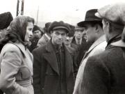 Gheorghe Gheorghiu-Dej şi Alexandru Moghioroş în mijlocul cetăţenilor din Petroşani, luând cunoştinţă despre greutăţile şi nevoile lor (1944 noiembrie 223).