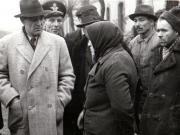 Gheorghe Gheorghiu-Dej în mijlocul cetăţenilor din Petroşani, luând cunoştinţă despre greutăţile şi nevoile lor (1944 noiembrie 223).