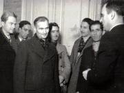 Gheorghe Gheorghiu-Dej, participă la o consfătuire cu activiştii de partid şi sindicali din Valea Jiului. Sunt de faţă şi reprezentanţi ai direcţiei (Petroşani) (1944 noiembrie 23).