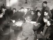 Gheorghe Gheorghiu-Dej, participă la o consfătuire cu activiştii de partid şi sindicali din Valea Jiului. Sunt de faţă şi reprezentanţi ai direcţiei (Petroşani) (1944 noiembrie 23).