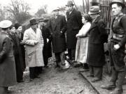 Gheorghe Gheorghiu-Dej stă de vorbă cu o văduvă de miner. Mai sunt de faţă Alexandru Moghioroş, Postanschi şi alte persoane (1944 noiembrie 24).