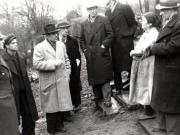 Gheorghe Gheorghiu-Dej stă de vorbă cu o văduvă de miner. Mai sunt de faţă Alexandru Moghioroş, Postanschi şi alte persoane (1944 noiembrie 24).