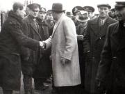 Gheorghe Gheorghiu-Dej printre muncitorii şi funcţionarii ceferişti de la staţiile de cale ferată din Valea Jiului (Petroşani) (1944 noiembrie 24).