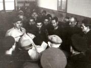 Gheorghe Gheorghiu-Dej în mijlocul unui grup de delegaţi ai muncitorilor mineri din Valea Jiului (Petroşani) (1944 noiembrie 24).