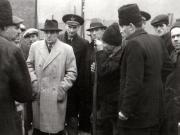 Gheorghe Ghoerghiu-Dej în mijlocul muncitorilor ceferişti care deservesc staţiile de cale ferată din Valea Jiului (Petroşani) (1944 noiembrie 24).
