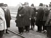 Gheorghe Ghoerghiu-Dej în mijlocul muncitorilor ceferişti care deservesc staţiile de cale ferată din Valea Jiului (Petroşani) (1944 noiembrie 24).
