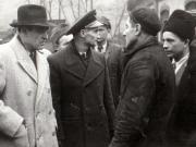 Gheorghe Ghoerghiu-Dej în mijlocul muncitorilor ceferişti care deservesc staţiile de cale ferată din Valea Jiului (Petroşani) (1944 noiembrie 24).