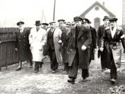 Gheorghe Gheorghiu-Dej printre muncitorii şi funcţionarii ceferişti de la staţiile de cale ferată din Valea Jiului (Petroşani) (1944 noiembrie 24).