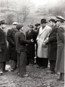 Un miner din Petroşani, invită pe Gheorghe Gheorghiu-Dej să le viziteze Căminul. Mai sunt de faţă Alexandru Moghioroş şi Postancschi (1944 noiembrie 24).