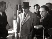 Gheorghe Gheorghiu-Dej vizitează laboratorul special din staţia Petroşani, unde se face analiza calorică a cărbunelui (1944 noiembrie 24).