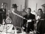 Gheorghe Gheorghiu-Dej şi Mihail Postenco vizitează laboratorul special din staţia Petroşani, unde se face analiza calorică a cărbunelui (1944 noiembrie 24).