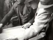Gheorghe Gheorghiu-Dej primind explicaţiile specialiştilor de la serviciul tehnic al minelor din Valea Jiului (1944 noiembrie 24).