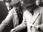 Gheorghe Gheorghiu-Dej primind explicaţiile specialiştilor de la serviciul tehnic al minelor din Valea Jiului (1944 noiembrie 24).