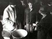 Gheorghe Gheorghiu-Dej vizitează bucătăria căminului de ucenici din Petroşani (1944 noiembrie 24).