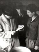 Gheorghe Gheorghiu-Dej vizitează bucătăria căminului de ucenici din Petroşani (1944 noiembrie 24).