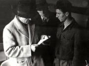 Gheorghe Gheorghiu-Dej vizitează bucătăria căminului de ucenici din Petroşani (1944 noiembrie 24).