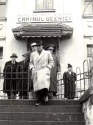 Gheorghe Gheorghiu-Dej părăsind Căminul de ucenici al Ministerului Muncii (Petroşani). A fost însoţit de Postanschi şi alte persoane (1944 noiembrie 24).
