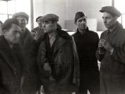Gheorghe Gheorghiu-Dej în faţa silozurilor de cărbuni îndreptându-se spre intrarea minelor de la Petrila (1944 noiembrie 24).