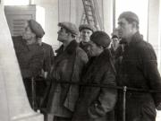 Gheorghe Gheroghiu-Dej la serviciul tehnic înainte de coborâre în minele de la Petrila (Primeşte explicaţii de la un tehnician) (1944 noiembrie 24).