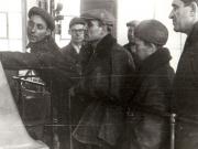 Gheorghe Gheroghiu-Dej la serviciul tehnic înainte de coborâre în minele de la Petrila (Primeşte explicaţii de la un tehnician) (1944 noiembrie 24).
