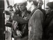 Gheorghe Gheroghiu-Dej la serviciul tehnic înainte de coborâre în minele de la Petrila (Primeşte explicaţii de la un tehnician) (1944 noiembrie 24).