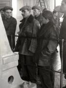 Gheorghe Gheroghiu-Dej la serviciul tehnic înainte de coborâre în minele de la Petrila (Primeşte explicaţii de la un tehnician) (1944 noiembrie 24).
