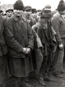 Grupuri de muncitori concentraţi (pentru a munci în mine) aşteaptă ieşirea lui Gheorghe Gheorghiu-Dej din minele de la Petrila, pentru a-i aduce la cunoştinţă atitudinea neumană a conducerii Societăţii „Petroşani” şi a comandantului militar faţă de ei (1944 noiembrie 24).