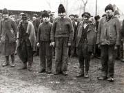 Grupuri de muncitori concentraţi (pentru a munci în mine) aşteaptă ieşirea lui Gheorghe Gheorghiu-Dej din minele de la Petrila, pentru a-i aduce la cunoştinţă atitudinea neumană a conducerii Societăţii „Petroşani” şi a comandantului militar faţă de ei (1944 noiembrie 24).