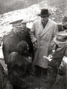 Gheorghe Gheorghiu-Dej vizitează locuinţa unui miner din Valea Jiului (Un bordei săpat în munte) (1944 noiembrie 24).