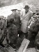 Gheoghe Gheorghiu-Dej vizitează locuinţa unui miner din Valea Jiului (Un bordei săpat în munte) (1944 noiembrie 24).