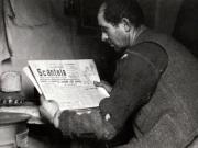 Un muncitor miner citind „Scânteia” imediat după apariţie (1944 noiembrie 24).