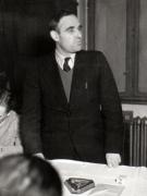 Gheorghe Gheorghiu-Dej vorbind la o şedinţă cu delegaţii muncitorilor mineri din Valea Jiului. La această şedinţă au participat şi reprezentanţi ai direcţiei minelor şi s-a discutat probleme ca îmbunătăţirea condiţiilor de viaţă şi de muncă a minerilor, mărirea producţiei de cărbune etc. (Petroşani) (1944 noiembrie 24).