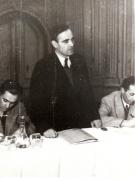 Gheorghe Gheorghiu-Dej vorbind la o şedinţă cu delegaţii muncitorilor mineri din Valea Jiului. La această şedinţă au participat şi reprezentanţi ai direcţiei minelor şi s-a discutat probleme ca îmbunătăţirea condiţiilor de viaţă şi de muncă a minerilor, mărirea producţiei de cărbune etc. (Petroşani) (1944 noiembrie 24).