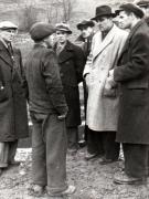 Un miner din Petroşani, invită pe Gheorghe Gheorghiu-Dej să le viziteze căminul. Mai sunt de faţă Alexandru Moghioroş şi Postanschi (1944 noiembrie 24).