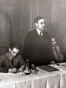 Gheorghe Gheorghiu-Dej vorbind la o şedinţă cu delegaţii muncitorilor mineri din Valea Jiului. La această şedinţă au participat şi reprezentanţi ai direcţiei minelor şi s-a discutat probleme ca îmbunătăţirea condiţiilor de viaţă şi de muncă a minerilor, mărirea producţiei de cărbune etc. (Petroşani) (1944 noiembrie 24).