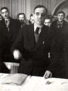 Gheorghe Gheorghiu-Dej vorbind la o şedinţă cu delegaţii muncitorilor mineri din Valea Jiului. La această şedinţă au participat şi reprezentanţi ai direcţiei minelor şi s-a discutat probleme ca îmbunătăţirea condiţiilor de viaţă şi de muncă a minerilor, mărirea producţiei de cărbune etc. (Petroşani) (1944 noiembrie 24).