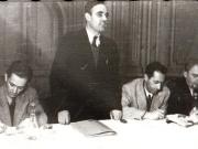 Gheorghe Gheorghiu-Dej vorbind la o şedinţă cu delegaţii muncitorilor mineri din Valea Jiului. La această şedinţă au participat şi reprezentanţi ai direcţiei minelor şi s-a discutat probleme ca îmbunătăţirea condiţiilor de viaţă şi de muncă a minerilor, mărirea producţiei de cărbune etc. (Petroşani) (1944 noiembrie 24).