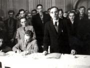Gheorghe Gheorghiu-Dej vorbind la o şedinţă cu delegaţii muncitorilor mineri din Valea Jiului. La această şedinţă au participat şi reprezentanţi ai direcţiei minelor şi s-a discutat probleme ca îmbunătăţirea condiţiilor de viaţă şi de muncă a minerilor, mărirea producţiei de cărbune etc. (Petroşani) (1944 noiembrie 24).
