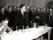Gheorghe Gheorghiu-Dej vorbind la o şedinţă cu delegaţii muncitorilor mineri din Valea Jiului. La această şedinţă au participat şi reprezentanţi ai direcţiei minelor şi s-a discutat probleme ca îmbunătăţirea condiţiilor de viaţă şi de muncă a minerilor, mărirea producţiei de cărbune etc. (Petroşani) (1944 noiembrie 24).