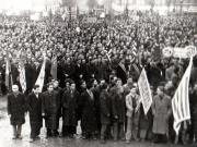Gheorghe Gheorghiu-Dej în prezidiul mitingului oamenilor muncii din Capitală cu prilejul înmormântării victimelor reacţiunii din Comuna Apărătorii Patriei (Piaţa Victoriei (1944 noiembrie 29.)