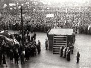 Oamenii muncii din Capitală participanţi la mitingul din Piaţa Victoriei, din 29.XI.1944, păstrează un minut de tăcere în memoria victimelor reacţiunii din Comuna Apărătorii Patriei (1944 noiembrie 29).