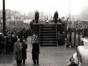 Oamenii muncii din Capitală participanţi la mitingul din Piaţa Victoriei, din 29.XI.1944, păstrează un minut de tăcere în memoria victimelor reacţiunii din Comuna Apărătorii Patriei (1944 noiembrie 29).