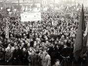 Aspect de la mitingul oamenilor muncii din Capitală cu prilejul înmormântării victimelor reacţiunii din Comuna Apărătorii Patriei (Piaţa Victoriei) (1944 noiembrie 29).
