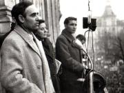 Gheorghe Gheorghiu-Dej vorbind la mitingul oamenilor muncii din Capitală cui prilejul înmormântării victimelor reacţiunii din Comuna Apărătorii Patriei (Piaţa Victoriei). Au mai fost de faţă Elena Livezeanu şi Gheorghe Apostol (1944 noiembrie 29).