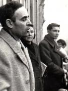 Gheorghe Gheorghiu-Dej vorbind la mitingul oamenilor muncii din Capitală cui prilejul înmormântării victimelor reacţiunii din Comuna Apărătorii Patriei (Piaţa Victoriei). Au mai fost de faţă Elena Livezeanu şi Gheorghe Apostol (1944 noiembrie 29).