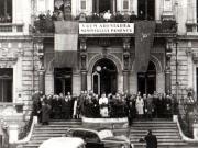 Prezidiul mitingului oamenilor muncii din capitală cu peilejul înmormântării victimelor reacţiunii din Comuna Apărătorii Patriei (Piaţa Victoriei) (1944 noiembrie 29).
