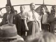 Activişti ai P.C.R., printre care Nicolae Ceauşescu şi C. Agiu, veniţi în întâmpinarea trupelor sovietice la intrarea în Bucureşti. (30.08.1944)