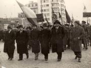 Nicolae Ceauşescu în fruntea unei demonstraţii din Bucureşti pentru sprijinirea Guvernului Dr. Petru Groza, instaurat la 6 martie 1945. (6 martie 1945)